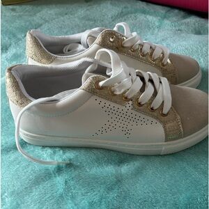 Women’s size 8 shoes